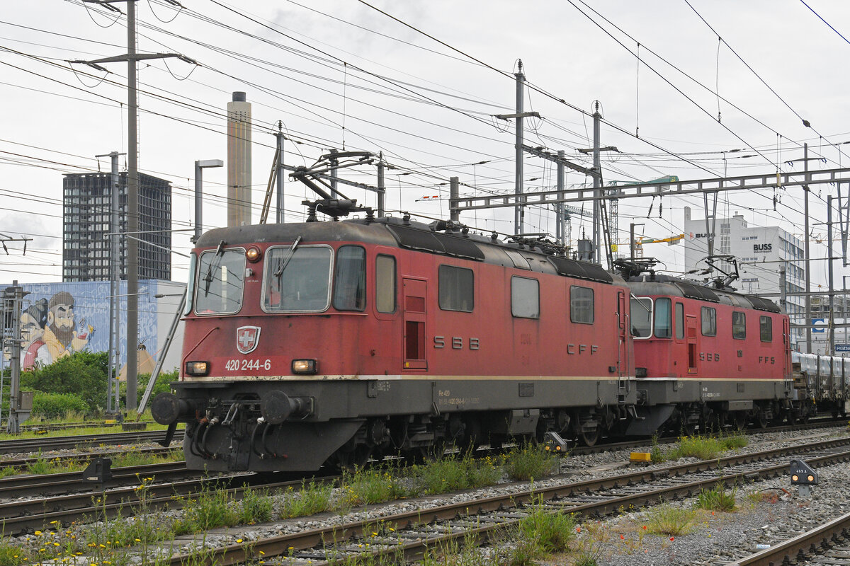 Doppeltraktion, mit den beiden Re 420 244-6 und 420 258-6 durchfährt am 02.06.2025 den Bahnhof Pratteln.