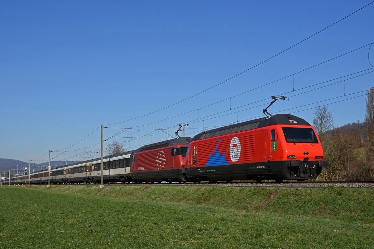 Doppeltraktion, mit den beiden Re 460 111-8 und 460 058-1 mit der Werbung für 100 Jahre Zirkus Knie, fährt Richtung Bahnhof Itingen. Die Aufnahme stammt vom 21.03.2019.