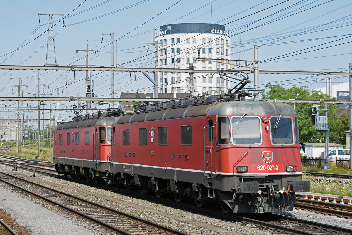 Doppeltraktion, mit den beiden Re 620 044-8 und 620 027-3, durchfährt den Bahnhof Pratteln. Die Aufnahme stammt vom 18.07.2019.