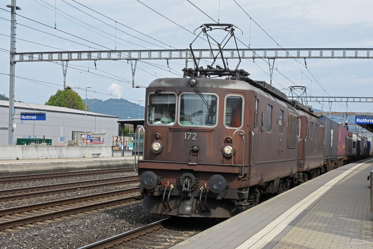 Doppeltraktion, mit den BLS Lok 425 172 und 425 181, durchfahren den Bahnhof Rothrist. Die Aufnahme stammt vom 16.09.2018.