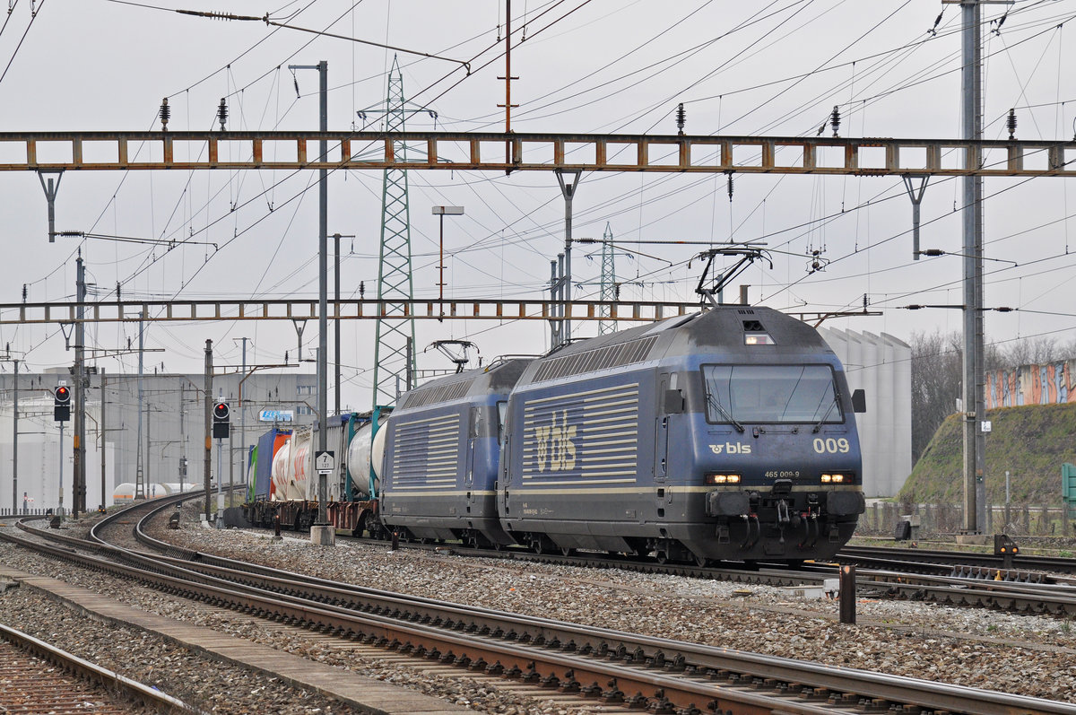 Doppeltraktion, mit den BLS Lok 465 009-9 und 465 015-6, durchfährt den Bahnhof Pratteln. Die Aufnahme stammt vom 09.01.2018.