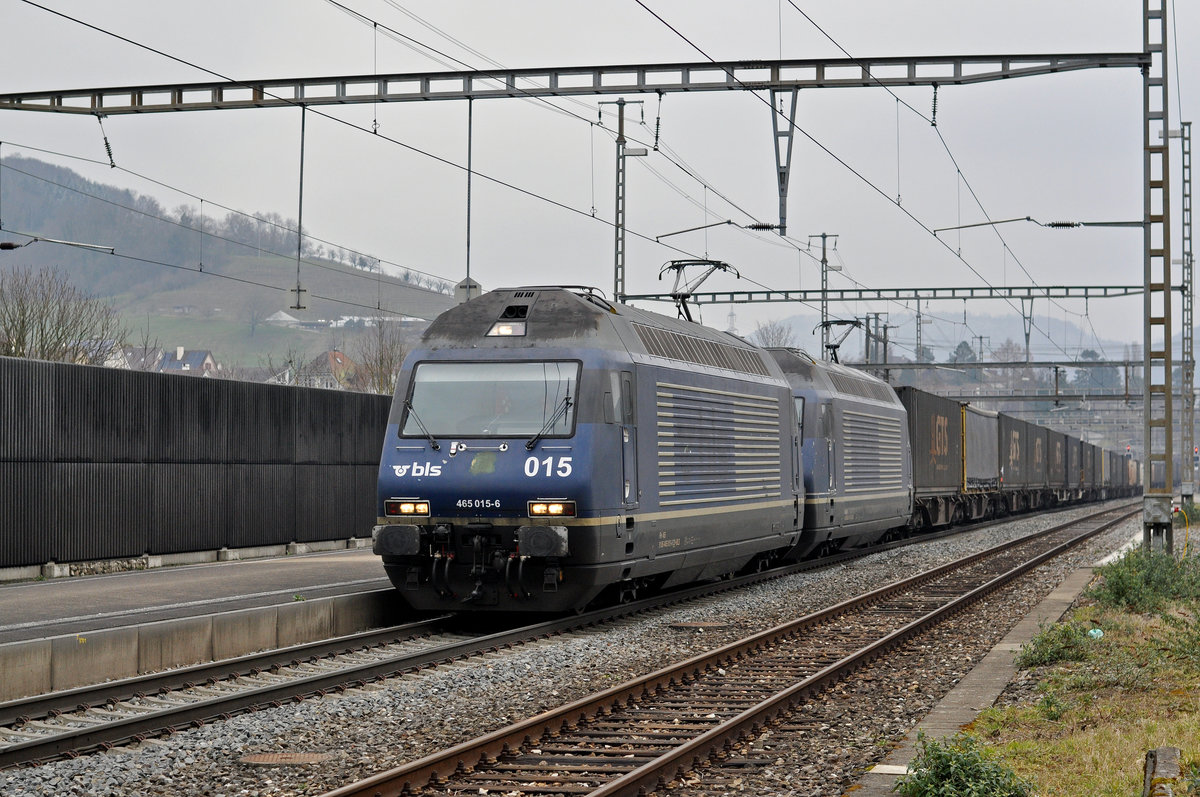 Doppeltraktion, mit den BLS Lok 465 015-6 und 465 016-4 durchfahren den Bahnhof Gelterkinden. Die Aufnahme stammt vom 19.02.2018.