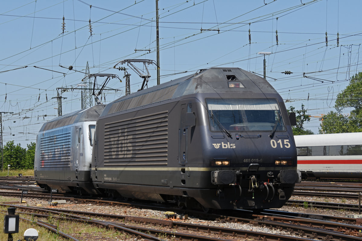 Doppeltraktion, mit den BLS Lok 465 015-6 und 465 016-4 wird in der Abstellanlage beim badischen Bahnhof abgestellt. Die Aufnahme stammt vom 04.07.2019.