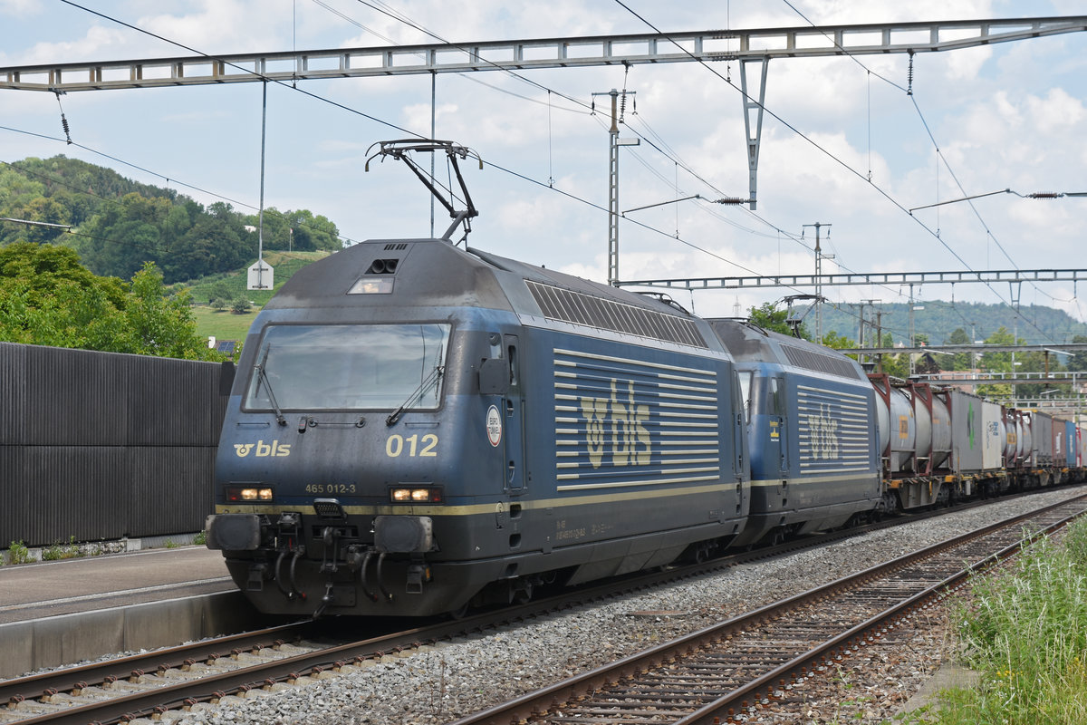 Doppeltraktion, mit den BLS Lok 465 012-3 und 465 013-1, durchfährt den Bahnhof Gelterkinden. Die Aufnahme stammt vom 20.07.2019.