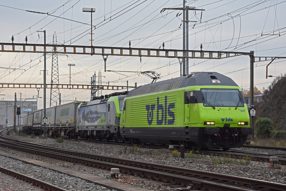 Doppeltraktion, mit den BLS Lok 465 007-3 und 475 420-6 durchfährt den Bahnhof Pratteln. Die Aufnahme stammt vom 10.11.2021
