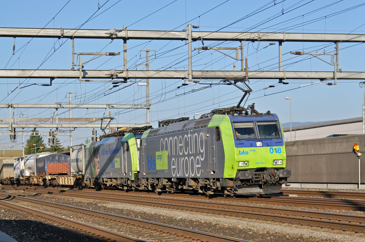 Doppeltraktion, mit den BLS Lok 485 018-6 und 486 505-1, durchfahren den Bahnhof Rothrist. Die Aufnahme stammt vom 25.08.2016.