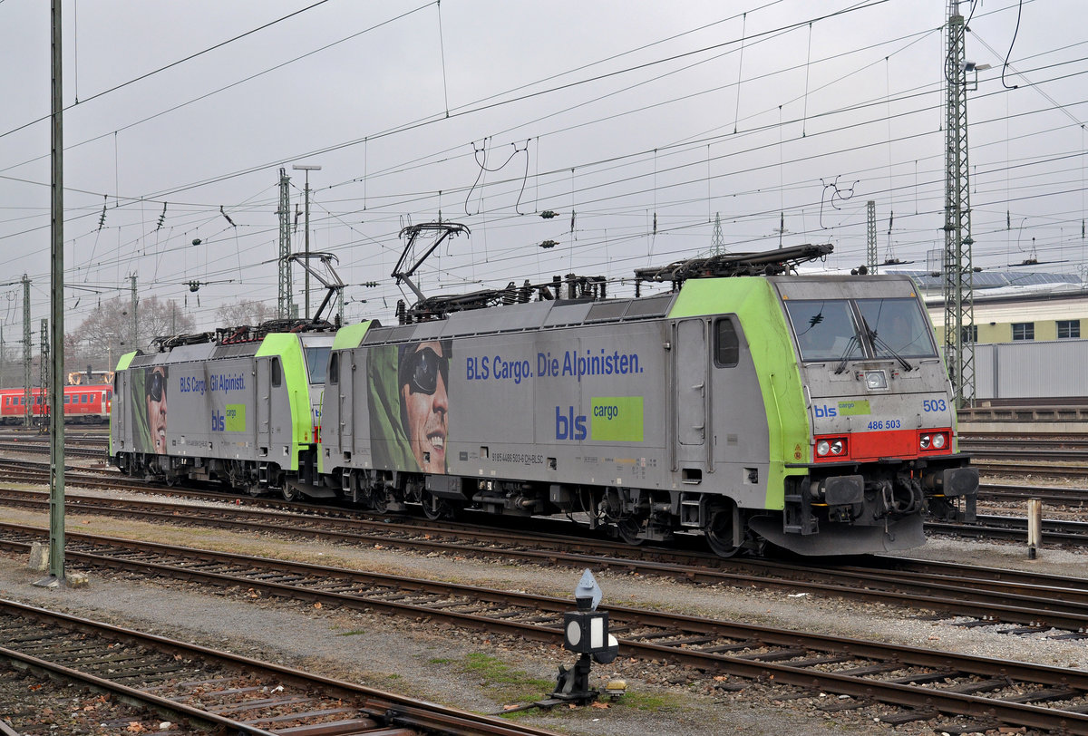 Doppeltraktion, mit den BLS Lok 486 503-6 und 486 508-5, werden am Badischen Bahnhof aufgerüstet. Die Aufnahme stammt vom 20.12.2016.