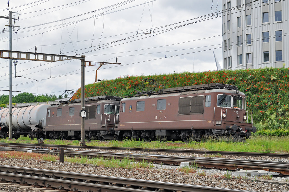 Doppeltraktion mit den BLS Loks 175 und 185, durchfahren den Bahnhof Pratteln. Die Aufnahme stammt vom 24.05.2016.