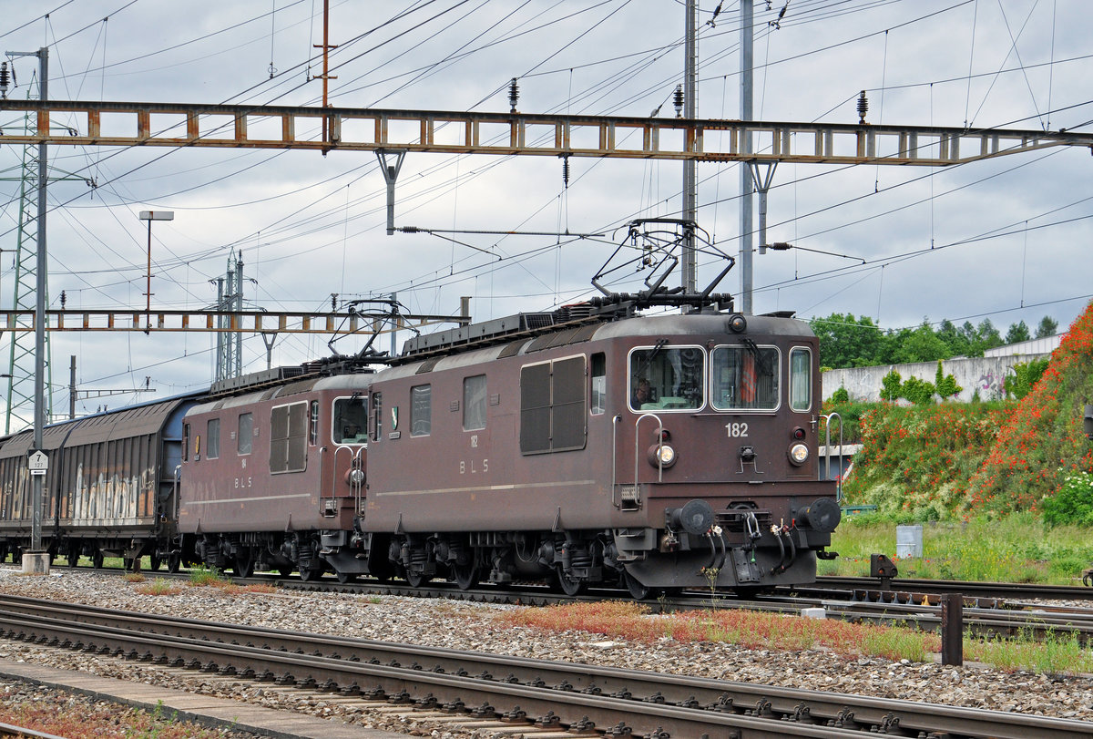 Doppeltraktion, mit den BLS Loks 182 und 184, durchfahren den Bahnhof Pratteln. Die Aufnahme stammt vom 30.05.2016.
