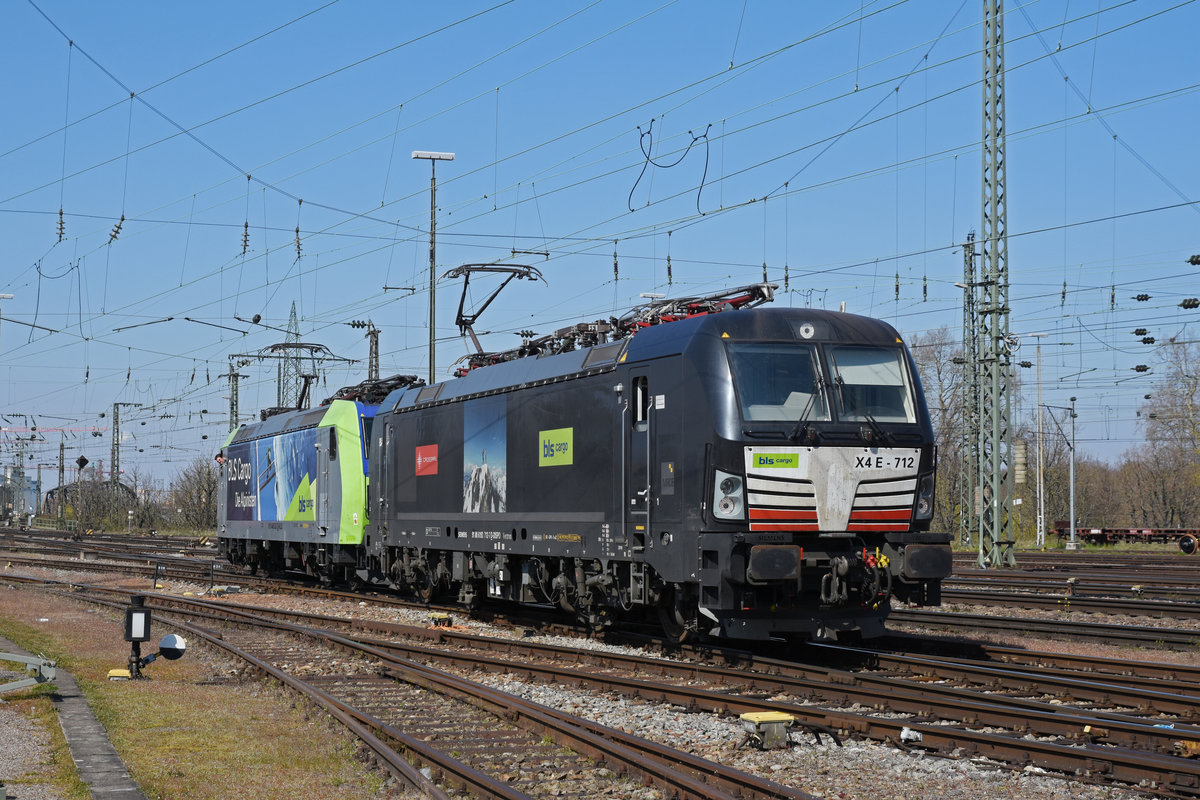 Doppeltraktion, mit den BLS Loks 193 712-7 und 485 020-2 wird in der Abstellanlage beim badischen Bahnhof abgestellt. Die Aufnahme stammt vom 02.04.2020.