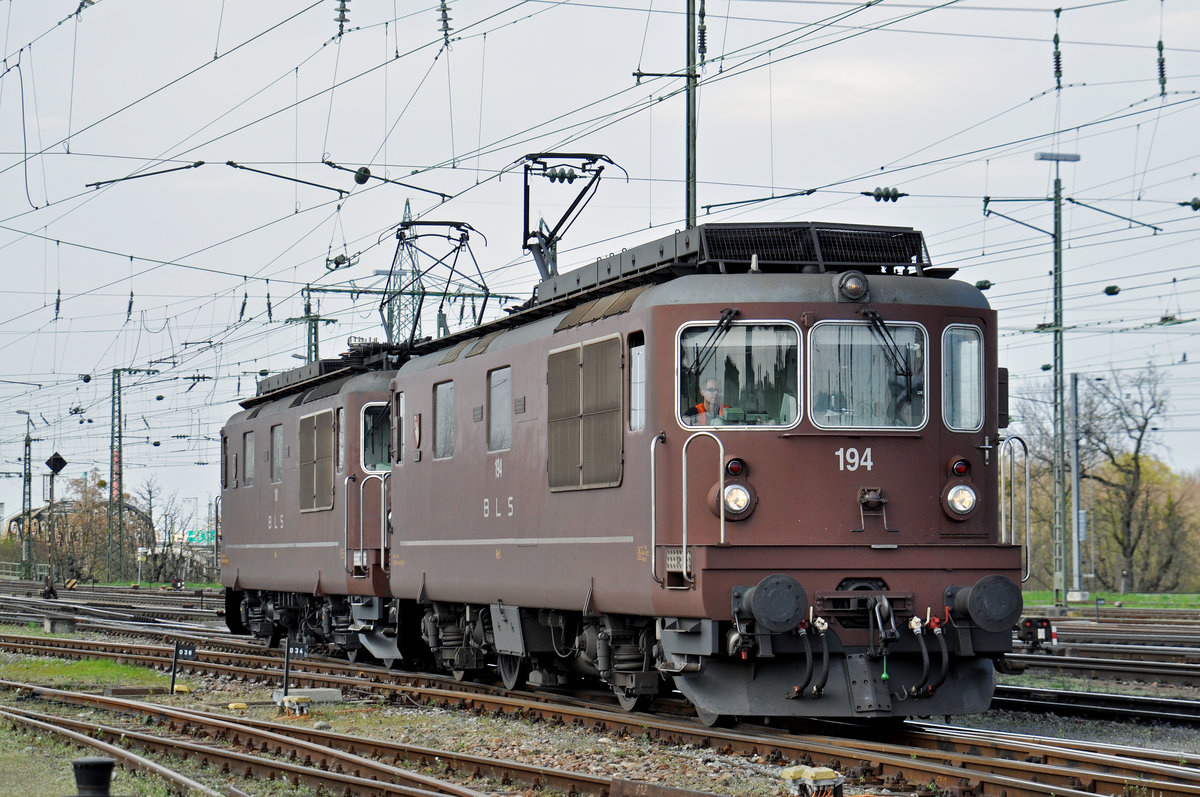 Doppeltraktion mit den BLS Lok's 194 und 181, werden beim Badischen Bahnhof abgestellt. Die Aufnahme stammt vom 04.04.2016.