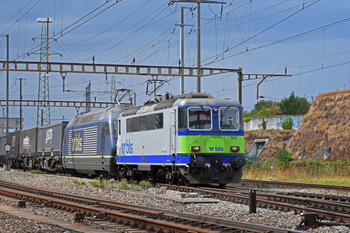 Doppeltraktion, mit den BLS Loks 420 502-7 und 465 014-9 durchfahren den Bahnhof Pratteln. Die Aufnahme stammt vom 29.08.2018.