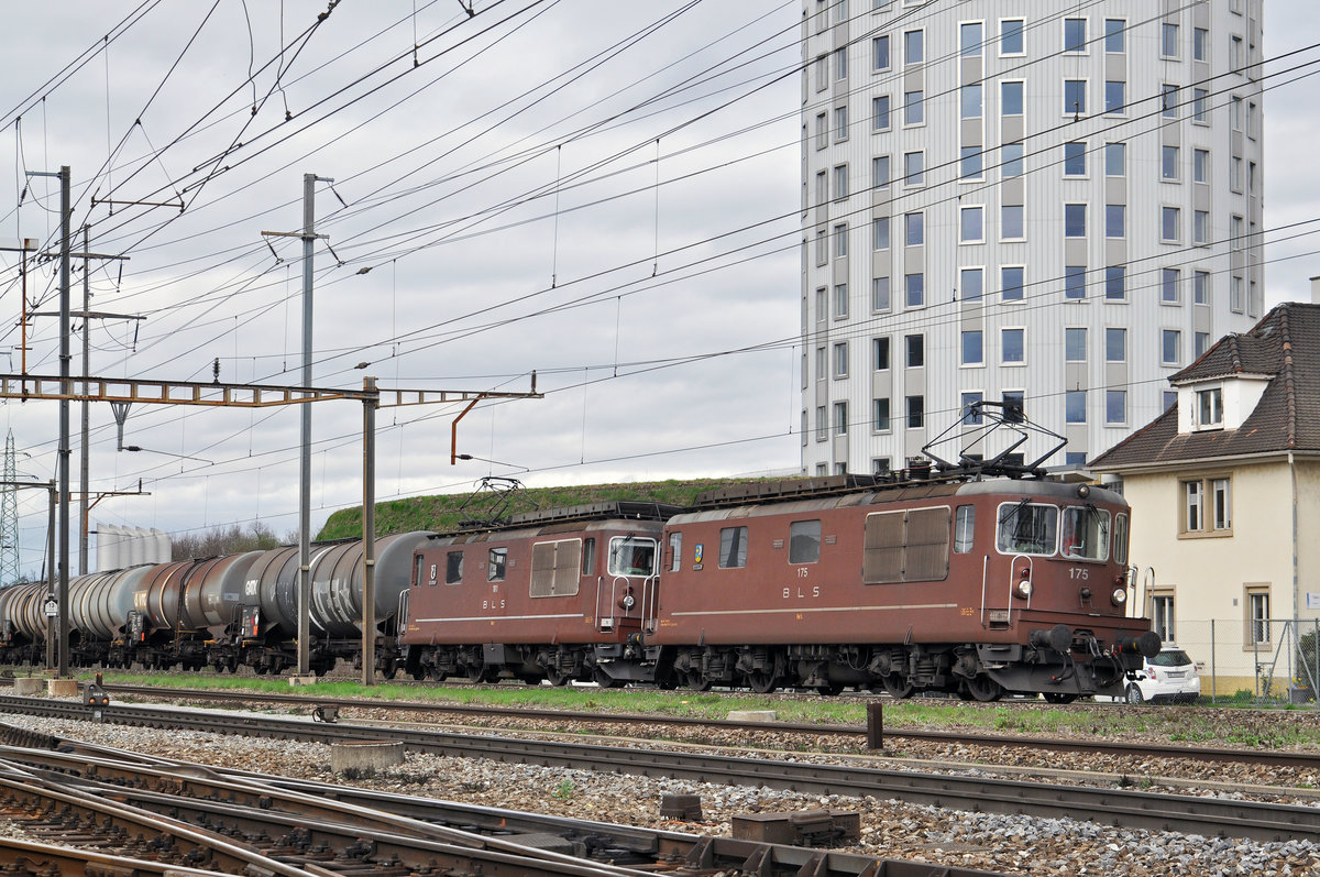 Doppeltraktion, mit den BLS Loks 425 175 und 425 181, durchfahren den Bahnhof Pratteln. Die Aufnahme stammt vom 20.03.2017.