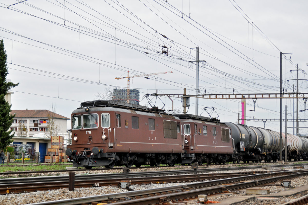 Doppeltraktion, mit den BLS Loks 425 170 und 425 180, durchfahren den Bahnhof Pratteln. Die Aufnahme stammt vom 22.03.2017.