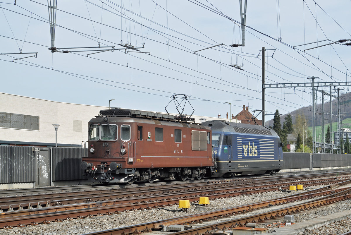 Doppeltraktion, mit den BLS Loks 425 178 und 465 009-9, durchfahren den Bahnhof Sissach. Die Aufnahme stammt vom 31.03.2017.