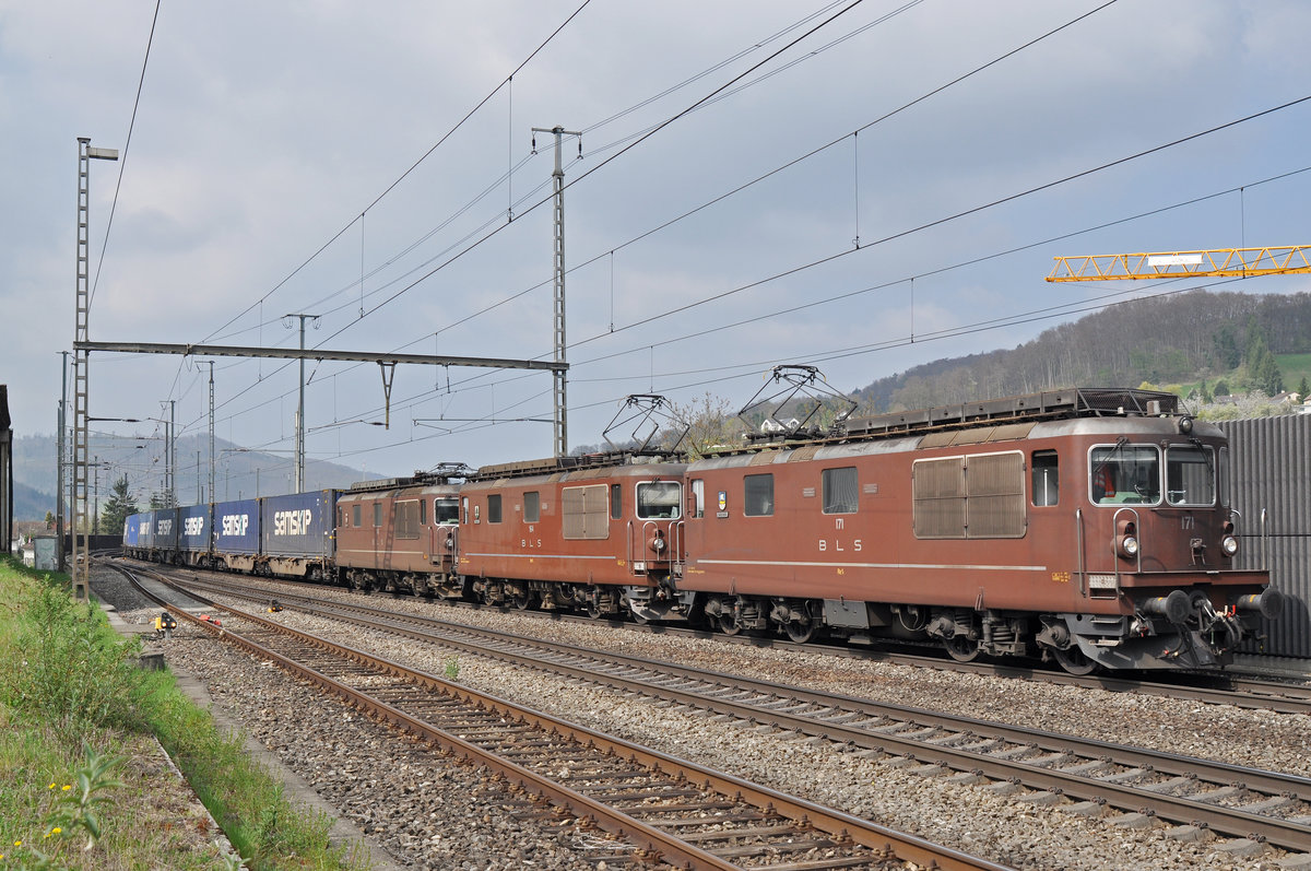 Doppeltraktion, mit den BLS Loks 425 171, 425 164 und der  kalten  425 188, durchfahren den Bahnhof Gelterkinden. Die Aufnahme stammt vom 06.04.2017.