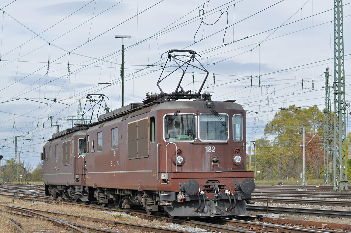Doppeltraktion, mit den BLS Loks 425 186 und 425 182, verlassen die Abstellanlage beim Badischen Bahnhof. Die Aufnahme stammt vom 21.10.2017.