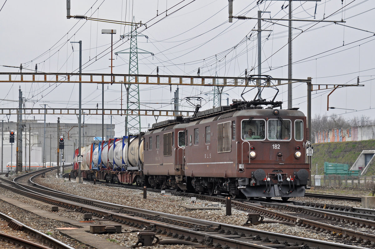 Doppeltraktion, mit den BLS Loks 425 182 und 425 190 durchfahren den Bahnhof Pratteln. Die Aufnahme stammt vom 09.02.2018.