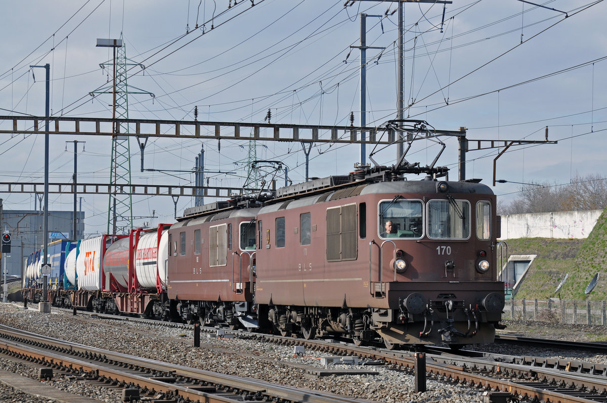 Doppeltraktion, mit den BLS Loks 425 170 und 425 180, durchfahren den Bahnhof Pratteln. Die Aufnahme stammt vom 14.02.2018.