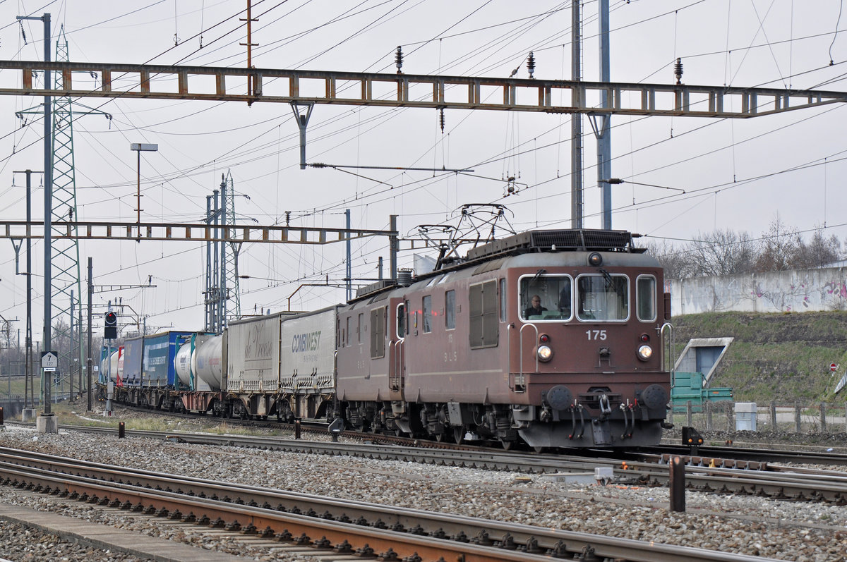 Doppeltraktion, mit den BLS Loks 425 175 und 425 190 durchfahren den Bahnhof Pratteln. Die Aufnahme stammt vom 27.02.2018.