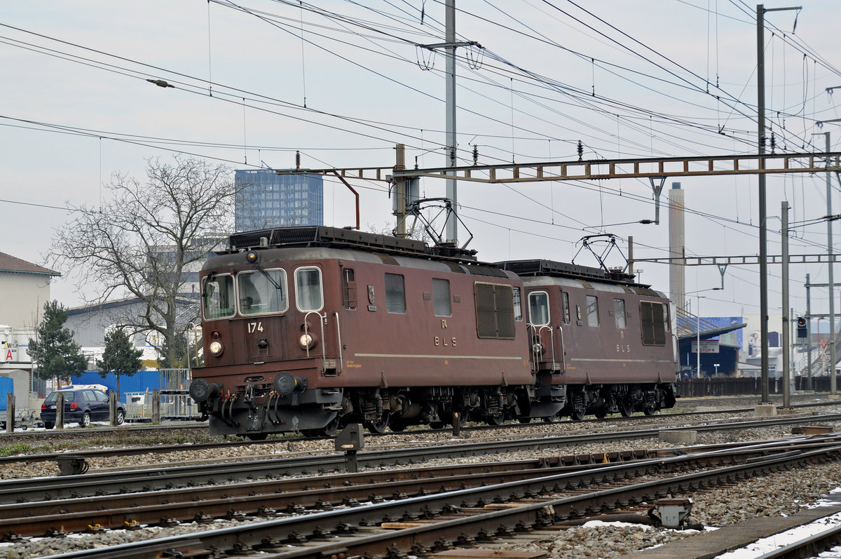Doppeltraktion, mit den BLS Loks 425 174 und 425 171, durchfahren den Bahnhof Pratteln. Die Aufnahme stammt vom 01.03.2018.