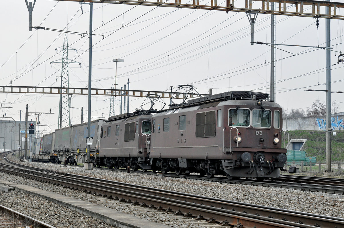 Doppeltraktion, mit den BLS Loks 425 172 und 425 176, durchfahren den Bahnhof Pratteln. Die Aufnahme stammt vom 20.03.2018.
