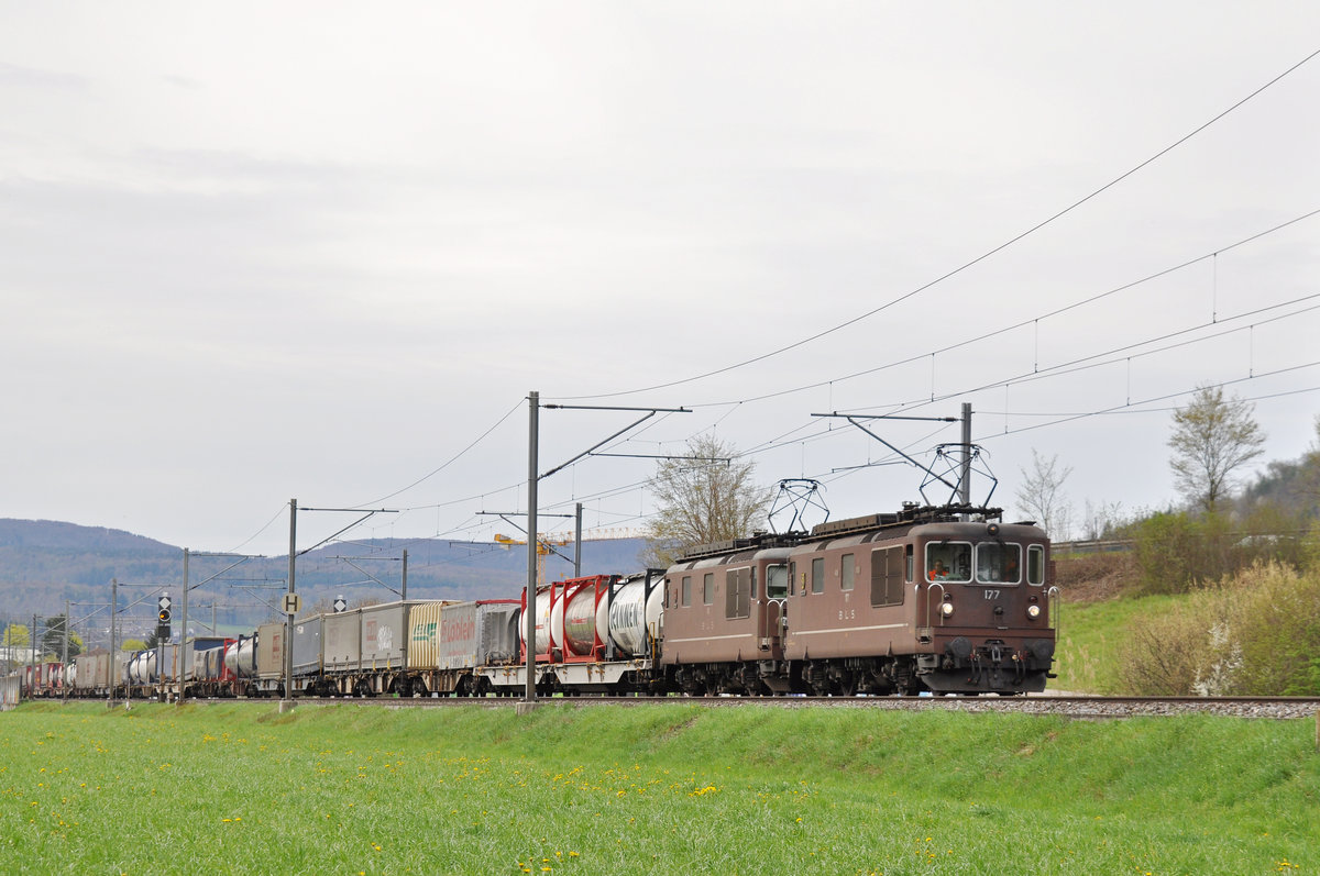 Doppeltraktion, mit den BLS Loks 425 177 und 425 185, fahren Richtung Bahnhof Sissach. Die Aufnahme stammt vom 14.04.2018.