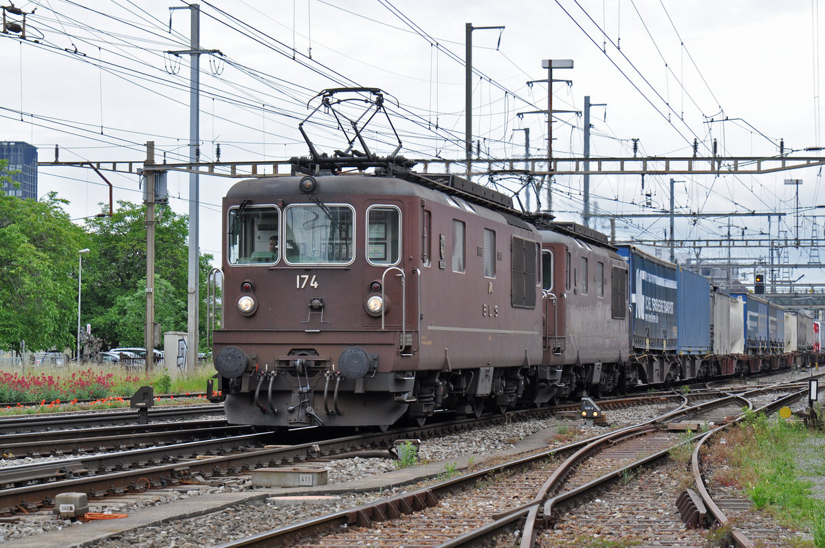 Doppeltraktion, mit den BLS Loks 425 174 und 425 175, durchfahren den Bahnhof Pratteln. Die Aufnahme stammt vom 23.05.2018.