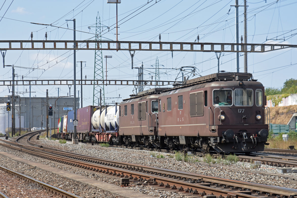 Doppeltraktion, mit den BLS Loks 425 177 und 425 181, durchfährt den Bahnhof Pratteln. Die Aufnahme stammt vom 23.08.2018.