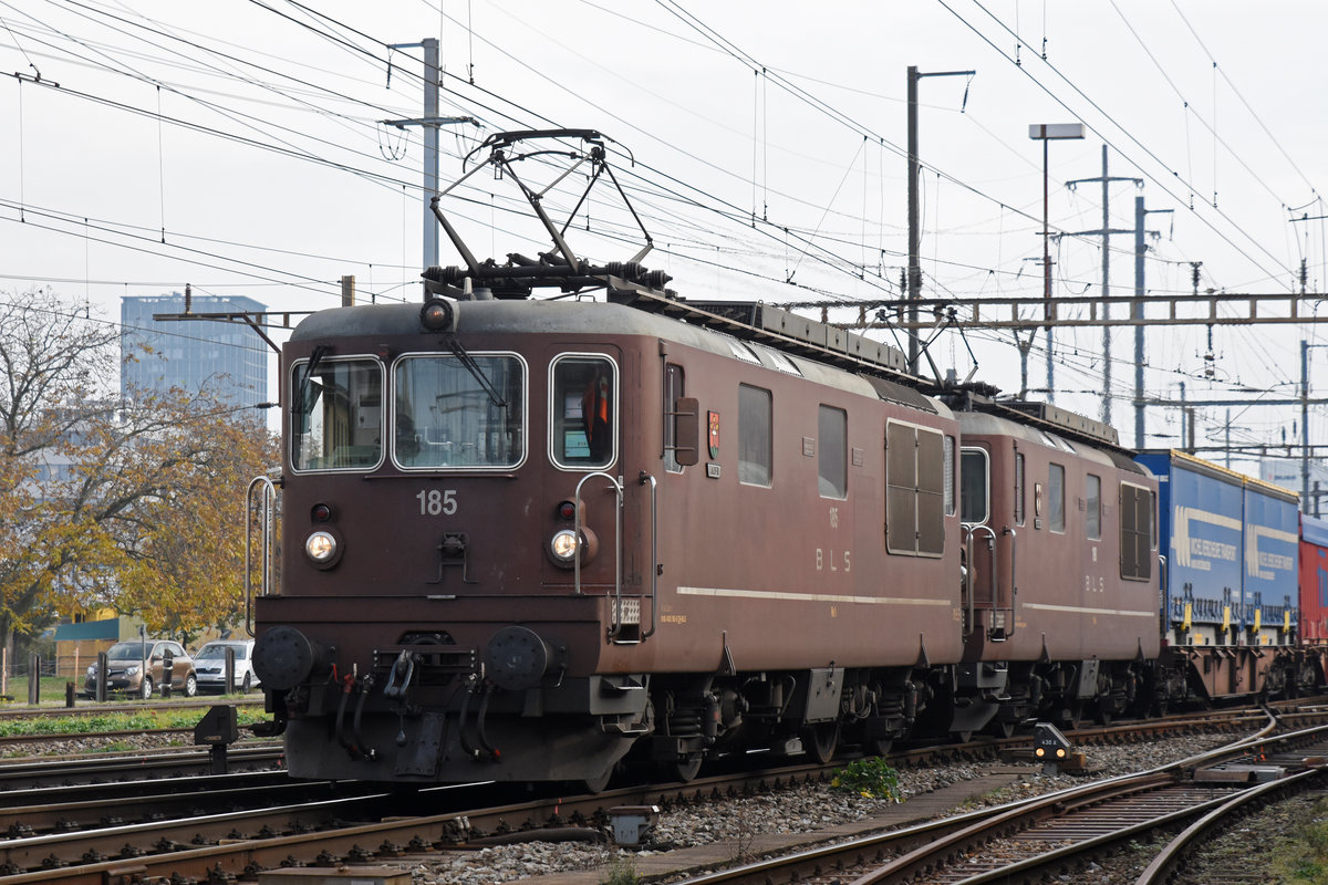 Doppeltraktion, mit den BLS Loks 425 185 und 425 188, durchfährt den Bahnhof Pratteln. Die Aufnahme stammt vom 09.11.2018.