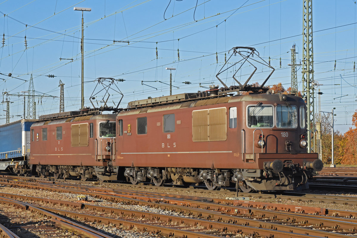 Doppeltraktion, mit den BLS Loks 425 180 und 425 171, durchfährt den badischen Bahnhof. Die Aufnahme stammt vom 14.11.2018.