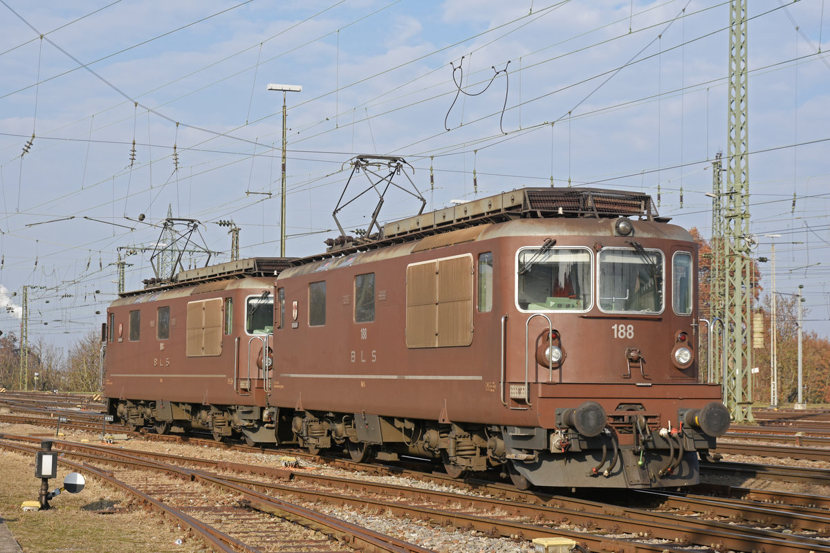Doppeltraktion, mit den BLS Loks 425 188 und 425 186, durchfährt den badischen Bahnhof. Die Aufnahme stammt vom 20.11.2018.