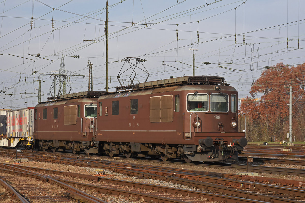 Doppeltraktion, mit den BLS Loks 425 188 und 425 186 durchfahren den badischen Bahnhof. Die Aufnahme stammt vom 21.11.2018.