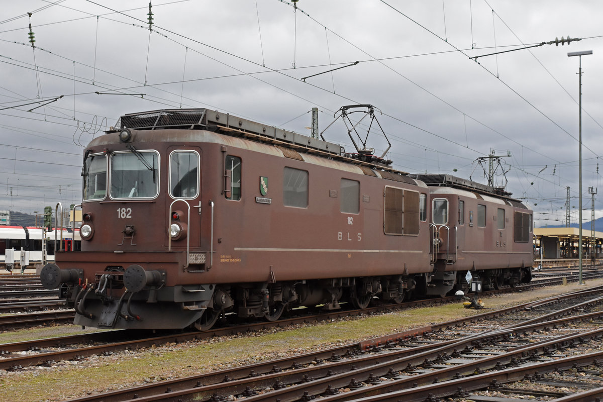 Doppeltraktion, mit den BLS Loks 425 182 und 425 172 steht in der Abstellanlage beim badischen Bahnhof. Die Aufnahme stammt vom 08.01.2019.