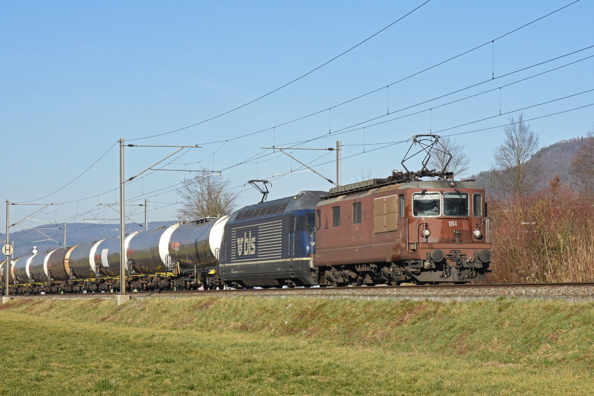Doppeltraktion, mit den BLS Loks 425 184 und 465 018-0, fährt Richtung Bahnhof Sissach. Die Aufnahme stammt vom 27.02.2019.