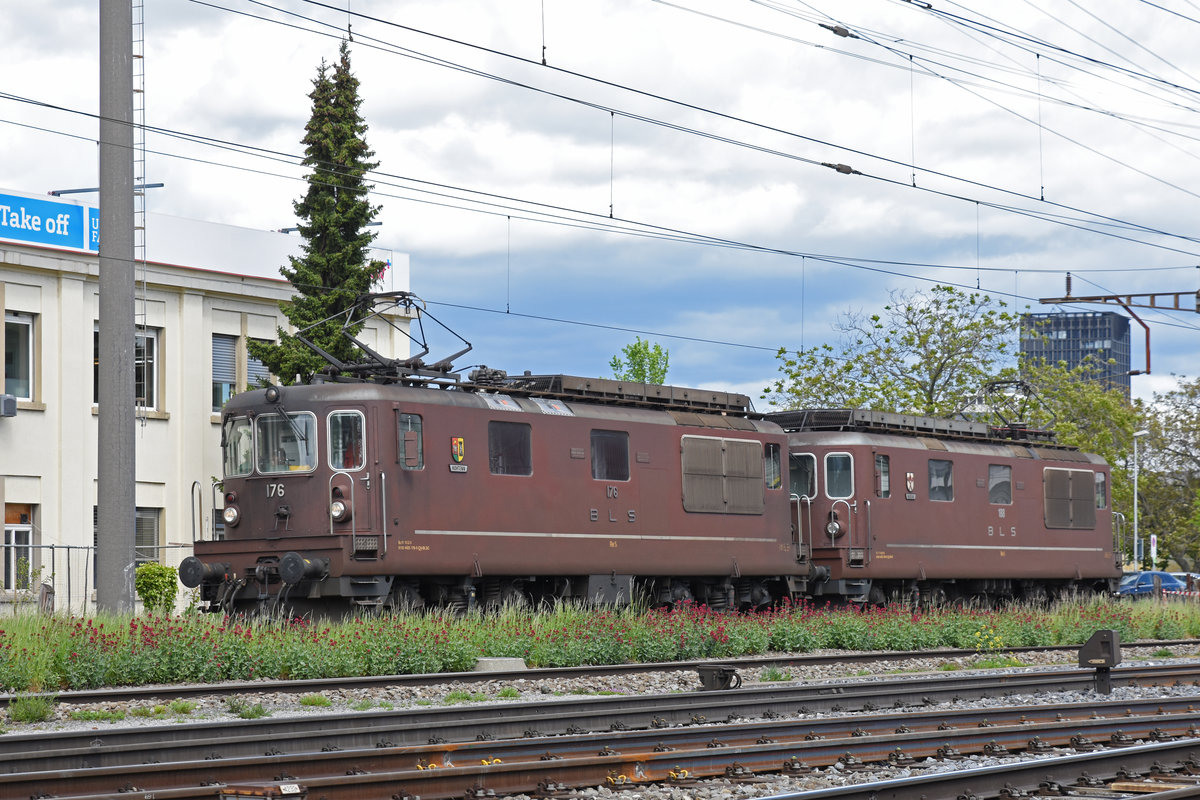 Doppeltraktion, mit den BLS Loks 425 188 und 425 176 durchfährt den Bahnhof Pratteln. Die Aufnahme stammt vom 09.05.2019.