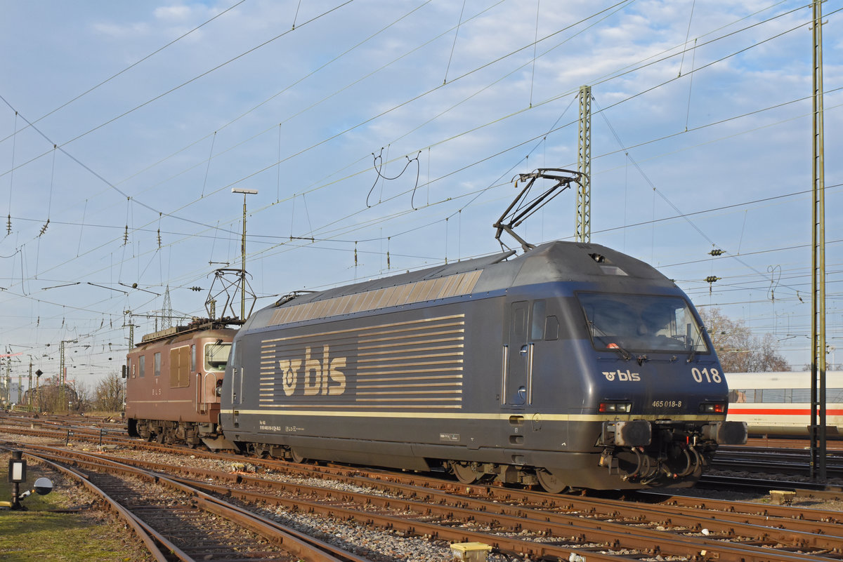 Doppeltraktion, mit den BLS Loks 425 181 und 465 018-8, verlässt die Abstellanlage beim badischen Bahnhof. Die Aufnahme stammt vom 19.12.2019.