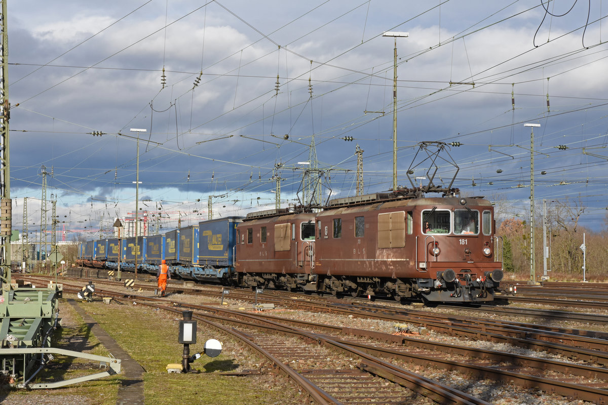 Doppeltraktion, mit den BLS Loks 425 181 und 425 178 durchfährt den badischen Bahnhof. Die Aufnahme stammt vom 10.01.2020.