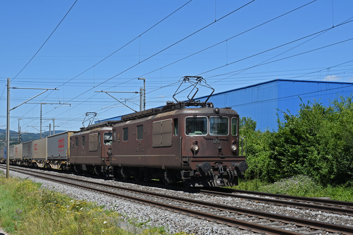 Doppeltraktion, mit den BLS Loks 425 176 und 425 189, fährt Richtung Bahnhof Itingen. Die Aufnahme stammt vom 07.07.2020.