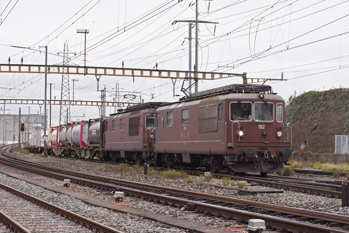 Doppeltraktion, mit den BLS Loks 425 192 und 425 174 durchfährt den Bahnhof Pratteln. Die Aufnahme stammt vom 04.11.2020.