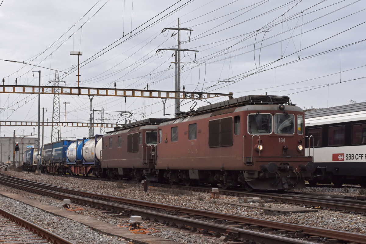 Doppeltraktion, mit den BLS Loks 425 184 und 425 185 durchfährt den Bahnhof Pratteln. Die Aufnahme stammt vom 04.02.2021.