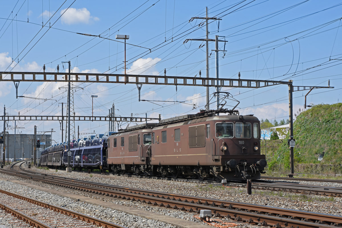 Doppeltraktion, mit den BLS Loks 425 180 und 425 178 durchfährt den Bahnhof Pratteln. Die Aufnahme stammt vom 21.04.2021.