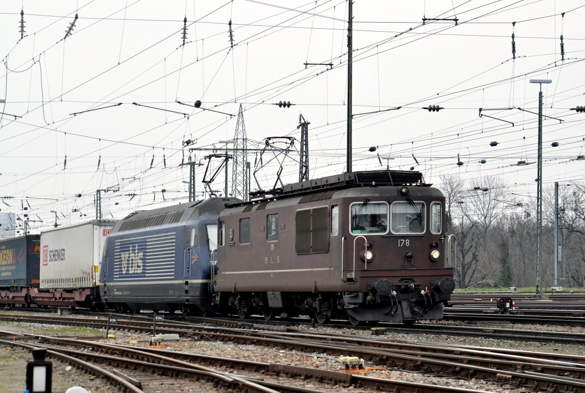 Doppeltraktion mit den BLS Lok's 425 178 und 465 002-4, durchfahren den Badischen Bahnhof. Die Aufnahme stammt vom 12.03.2016.