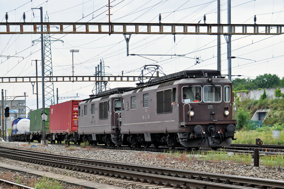 Doppeltraktion, mit den BLS Loks 425 171 und 425 172 durchfahren den Bahnhof Pratteln. Die Aufnahme stammt vom 11.07.2016.