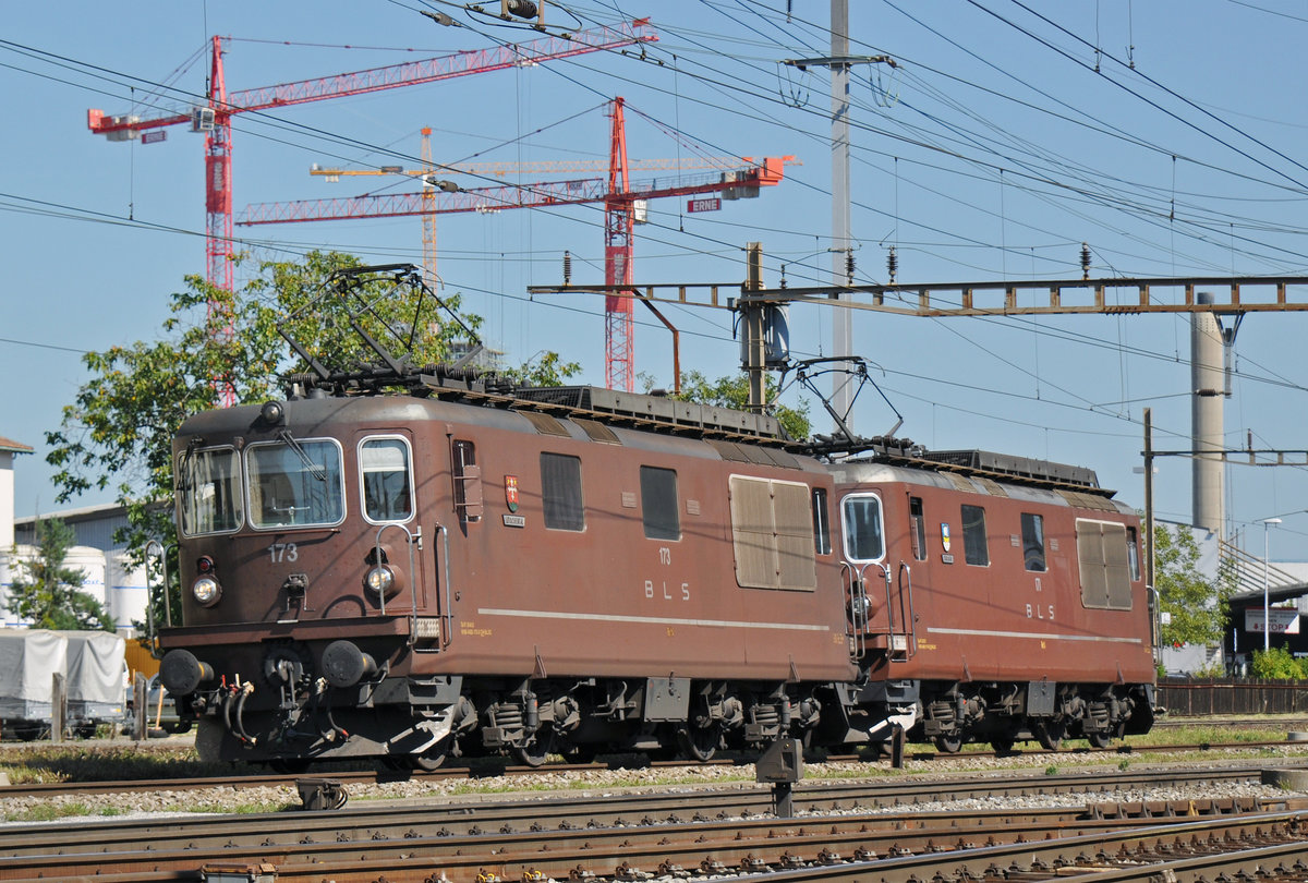 Doppeltraktion, mit den BLS Loks 425 173 und 425 171, durchfahren den Bahnhof Pratteln. Die Aufnahme stammt vom 08.09.2016.