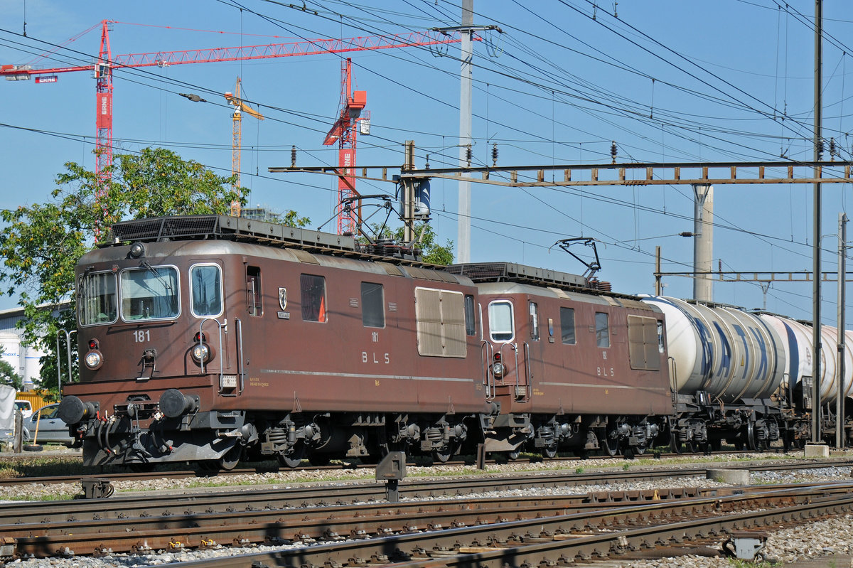 Doppeltraktion, mit den BLS Loks 425 181 und 425 192, durchfahren den Bahnhof Pratteln. Die Aufnahme stammt vom 08.09.2016.