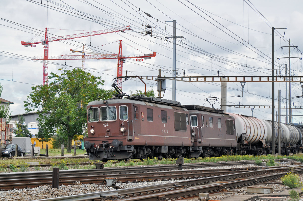 Doppeltraktion, mit den BLS Loks 425 194 und 425 176, durchfahren den Bahnhof Pratteln. Die Aufnahme stammt vom 05.09.2016.