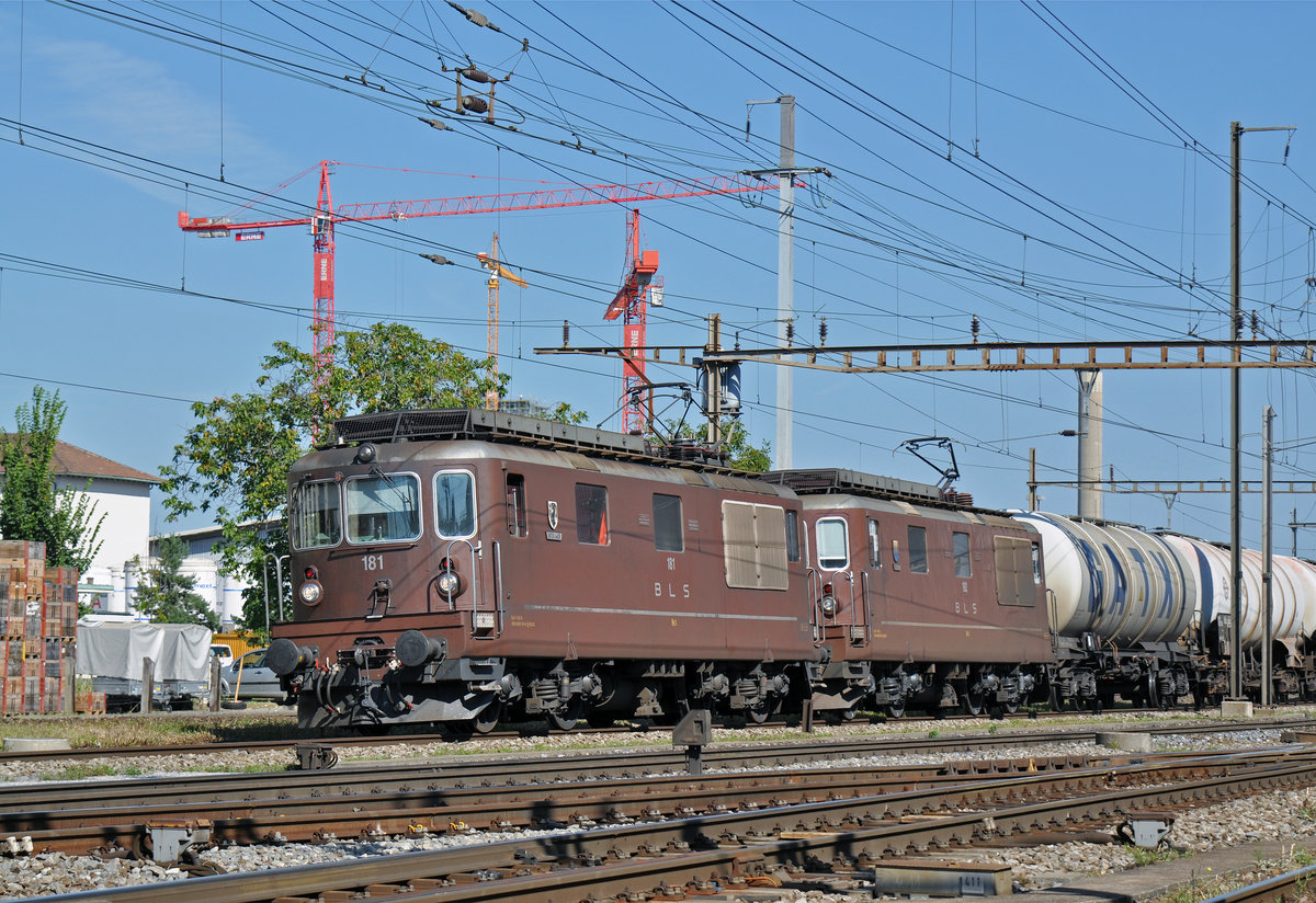 Doppeltraktion, mit den BLS Loks 425 181 und 425 192, durchfahren den Bahnhof Pratteln. Die Aufnahme stammt vom 08.09.2016.