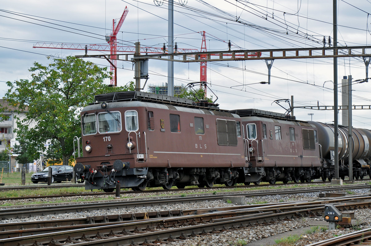 Doppeltraktion, mit den BLS Loks 425 170 und 425 191, durchfahren den Bahnhof Pratteln. Die Aufnahme stammt vom 16.09.2016.