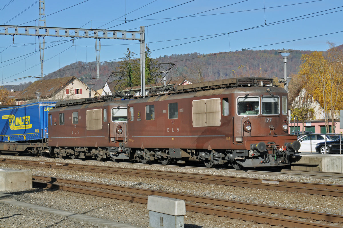 Doppeltraktion, mit den BLS Loks 425 177 und 425 173. durchfahren den Bahnhof Sissach. Die Aufnahme stammt vom 06.11.2015.